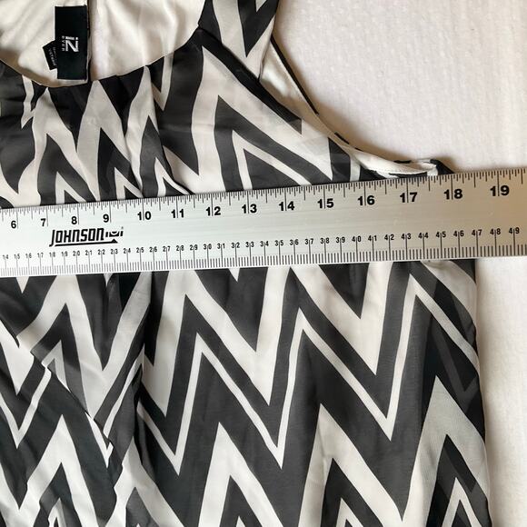 Iz Byer Women Blouse size L Sleeveless Screw Neck Lightweight Black & White - Picture 3 of 8
